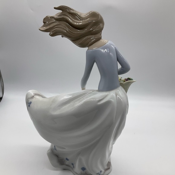 LLADRÓ PETALS IN THE WIND PORCELAIN FIGURINE - Picture 10 of 10